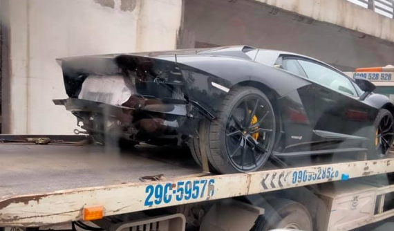 Lamborghini Aventador S thứ 2 tại Việt Nam nằm trên xe cứu hộ với đuôi xe được tháo tung khiến dân tình tò mò