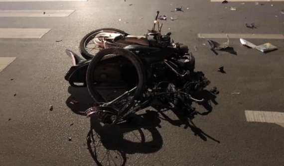 Video: Xe máy nát bét sau khi tông vào ô tô sang đường ở Thái Nguyên, 2 người bị thương