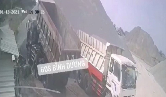 Video quay khoảnh khắc tài xế xe ben hạ thùng, đè tử vong chủ xe tại Bình Dương