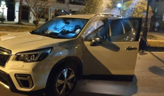 Hà Nội: Subaru Forester bay qua dải phân cách, tông gãy cột đèn, túi khí bung ra phủ kín cửa sổ