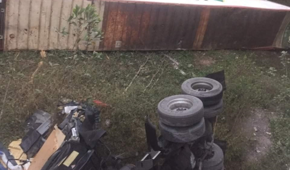 Quảng Ninh: Xe container tông gãy lan can cầu rồi rơi xuống bãi đất trống, lái xe chấn thương nặng