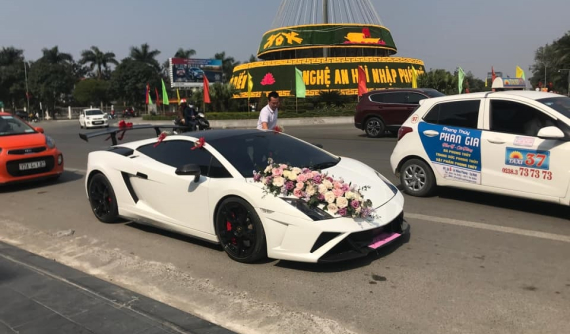 Lamborghini Gallardo LP560-4 độ body kit giới hạn Squadra Corse làm xe hoa ở Nghệ An