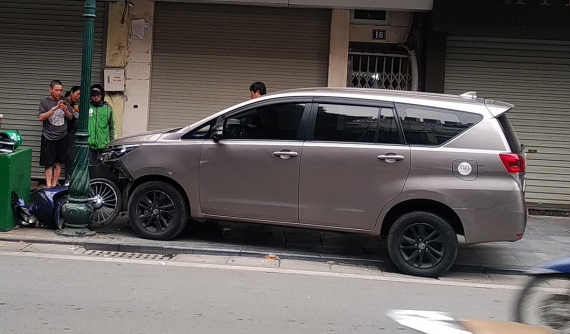 Video: Toyota Innova lao lên vỉa hè, tông trúng tài xế GrabBike đang chờ khách