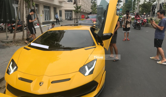 Video: Đã tai với màn nẹt pô, bức tốc "khạc lửa" trên đường phố của siêu xe Lamborghini Aventador SVJ