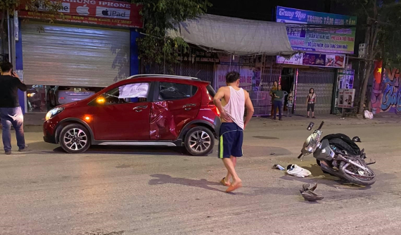 Bắc Ninh: VinFast Fadil bung túi khí rèm sau khi bị xe máy tông vào bên hông, 1 người bị thương