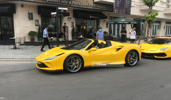 Khám phá nội thất siêu xe mui trần Ferrari F8 Spider đầu tiên về Việt Nam của doanh nhân Gò Vấp