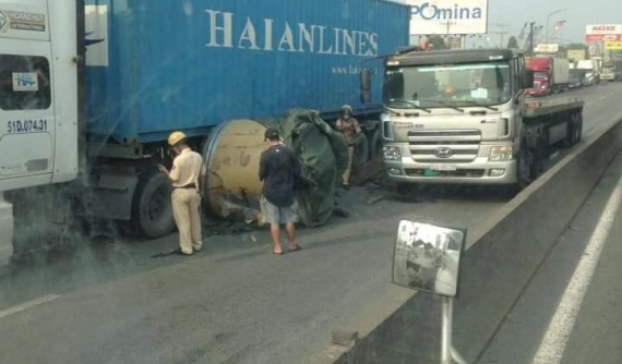 Khoảnh khắc quay lái xe đầu kéo thắng gấp khiến cuộn tôn hàng chục tấn rơi xuống đường