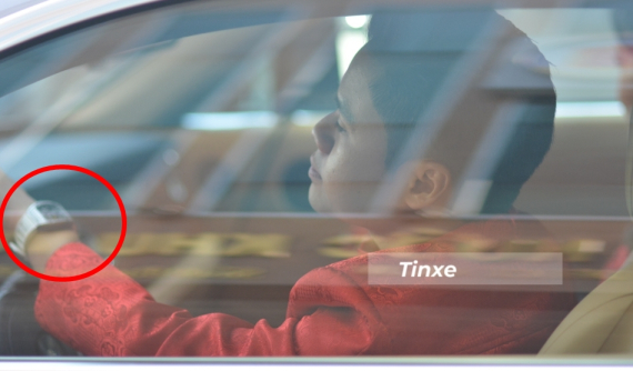 Phan Thành diện áo dài cưới truyền thống nhưng lại phối cùng xe và đồng hồ siêu đắt đỏ