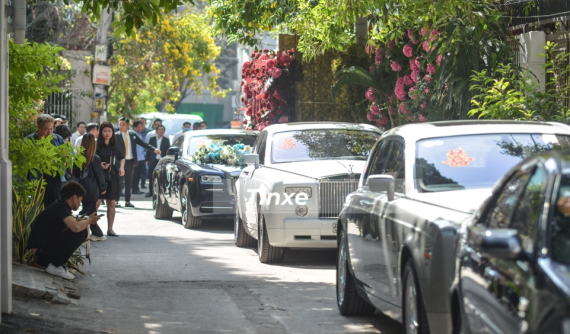 Video: Dàn xe trăm tỷ đồng xếp hàng rồng rắn trước nhà của vợ Phan Thành, điểm nhấn là bộ 3 Rolls-Royce quyền lực