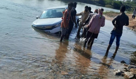 Mù quáng đi theo đề xuất của Google Maps, tài xế Honda đưa xe xuống hồ nước và mắc kẹt