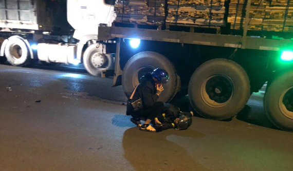 Tuyên Quang: Tài xế ô tô Hyundai Elantra mở cửa thiếu quan sát khiến người đi xe máy bị xe container cán trúng