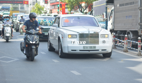 Phản ứng của người đi đường khi thấy dàn xe hơn 100 tỷ đồng của Phan Thành đi rước dâu