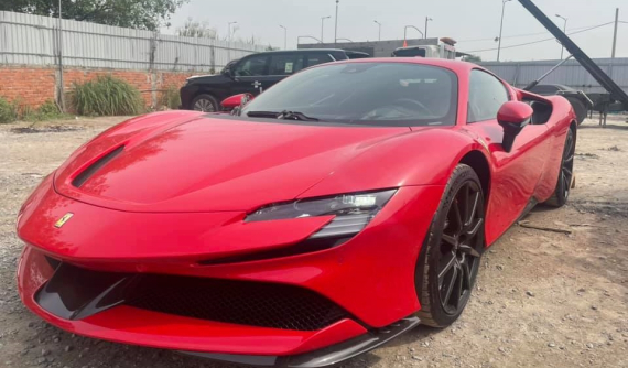 Ferrari SF90 Stradale lần đầu đặt lốp lên mảnh đất hình chữ S, "nội công" 1.000 mã lực