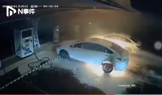 Xe điện đang cắm sạc thì bốc khói, tài xế may mắn thoát ra ngoài ngay trước khi phát nổ