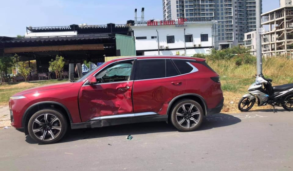 Va chạm với ô tô VinFast LUX SA2.0, thanh niên đi Honda Vario tử vong tại quận 2