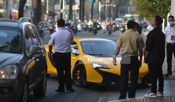 Khoảnh khắc quay bạn bè lái siêu xe mui trần McLaren 650S Spider đến nhà Phan Thành để đi rước dâu