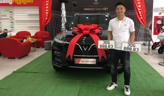 Trung vệ Bùi Tiến Dũng tậu VinFast LUX SA2.0, "bốc" luôn được biển đẹp