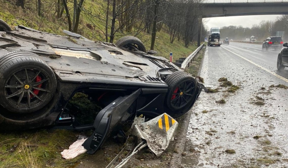 Cố chạy trong mưa bão, tài xế khiến siêu xe Ferrari 812 Superfast lật ngửa trên cao tốc sau khi rời đại lý