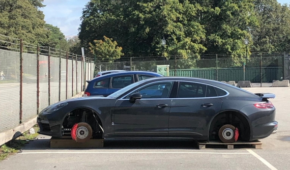 Nằm trong bãi đỗ có hàng rào sắt, Porsche Panamera vẫn bị ăn trộm cả 4 bánh xe