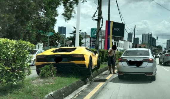 Video: Tài xế lao siêu xe Lamborghini Aventador S hơn 20 tỷ đồng lên dải phân cách giữa đường