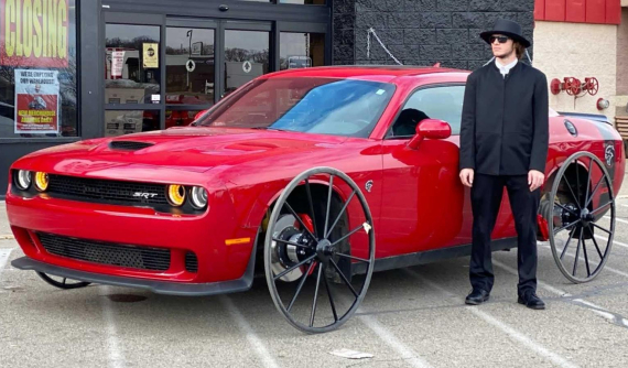 YouTuber độ bánh xe ngựa lạc hậu cho Dodge Challenger Hellcat rồi đi đốt lốp mua vui