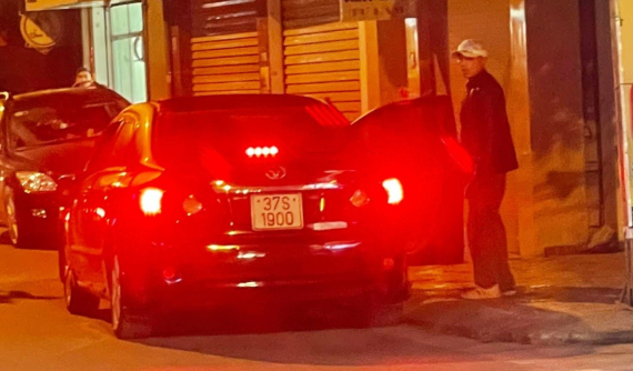 Video: Người đàn ông cầm xẻng đánh một phụ nữ sau va chạm giữa 2 ô tô tại Nghệ An