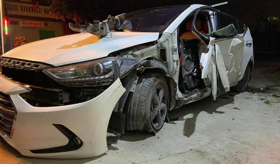 Video: Tài xế buồn ngủ, lái ô tô Hyundai Elantra lao vào cửa nhà dân tại Thanh Hóa