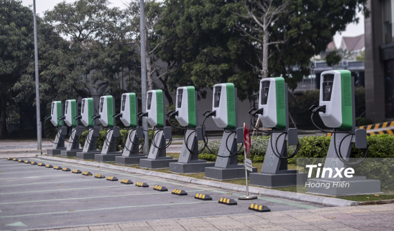 Thêm trạm sạc ô tô điện của VinFast xuất hiện, vẫn chỉ là mô hình nhưng hoàn thiện hơn