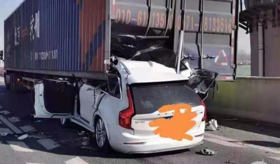 Video SUV hạng sang Volvo XC90 rúc gầm xe container đang đỗ khiến cư dân mạng thắc mắc