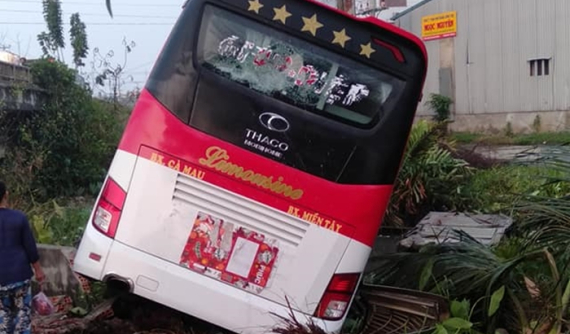 Tiền Giang: Xe khách tông dải phân cách trên cầu Bà Đắc rồi lao xuống sông, hành khách nháo nhào bỏ chạy