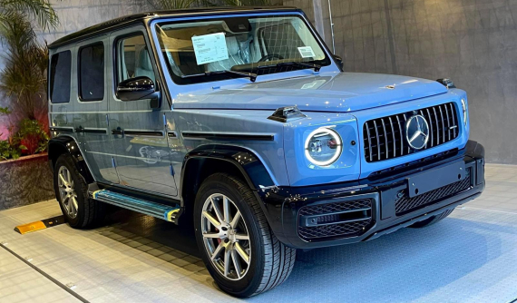 Cường "Đô-la" nhận bàn giao Mercedes-AMG G63 màu xanh China