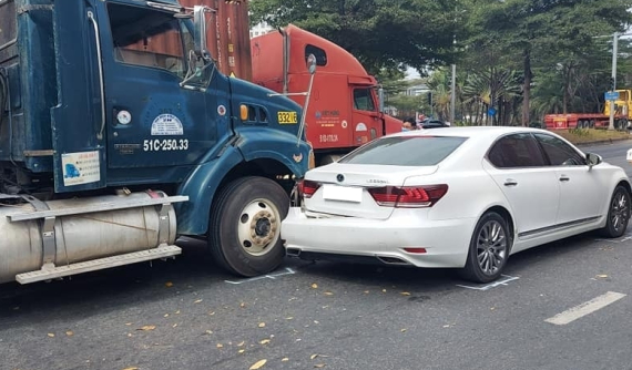 Quận 7: Xe container va quẹt với Lexus LS600hL khiến dân mạng lo cho cái Tết của tài xế