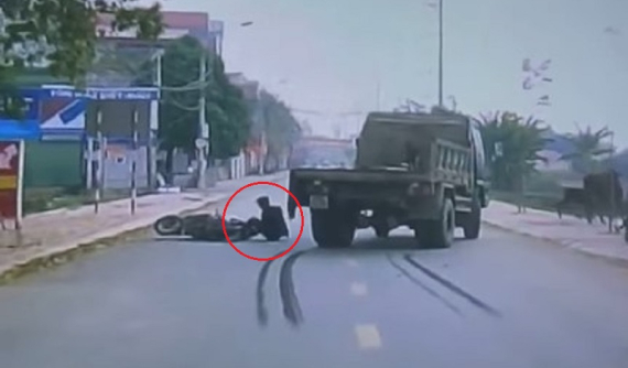 Video: Tài xế ô tô tải đánh lái nhanh như cắt, cứu sống thanh niên ngã xe máy vì con bê chạy sang đường