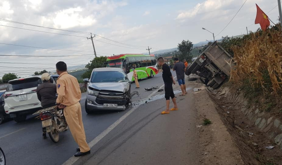 Video quay khoảnh khắc Toyota Innova chạy lấn làn đường, tông trực diện xe ben tại Lâm Đồng