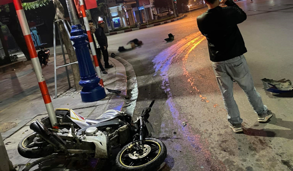 Nghệ An: Biker chạy xe mô tô nằm bất động dưới đường sau va chạm với xe taxi