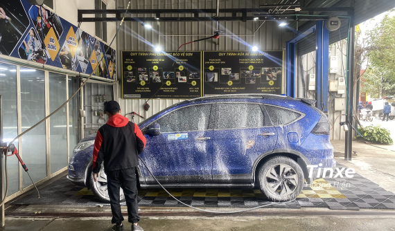 Giá rửa xe cuối năm tăng vọt, có nơi lên đến 300.000 đồng/ô tô vào ngày 30 Tết