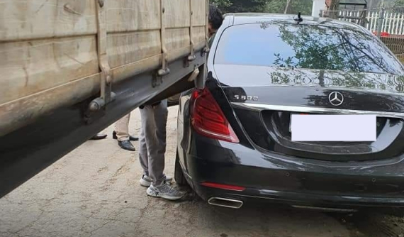 Va quẹt với xe tải, Mercedes-Benz S500 "độ" "Maybach xước một đường dài