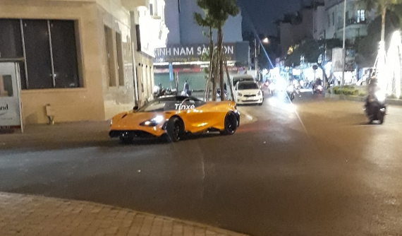 NÓNG: Lộ ảnh siêu xe giới hạn McLaren 765LT được bàn giao cho doanh nhân Gò Vấp, chung nhà với Ferrari SF90 Stradale và Lamborghini Aventador SVJ