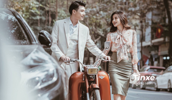 Ngọc Anh "Miss Audition" lãng mạn bên Mobylette "cá vàng"