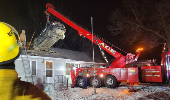 Kinh hoàng chiếc Toyota Corolla chạy 185 km/h, gặp tai nạn "bay tự do" 38 mét, rồi hạ cánh lên nóc nhà