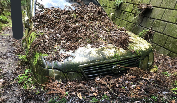 Chiếc Toyota Land Cruiser Cygnus bí ẩn bị bỏ rơi trước cửa đường hầm suốt nhiều năm