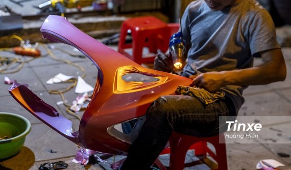 Thị trường dán nilon cho xe trước Tết: thợ thức trắng đêm làm xe trả khách