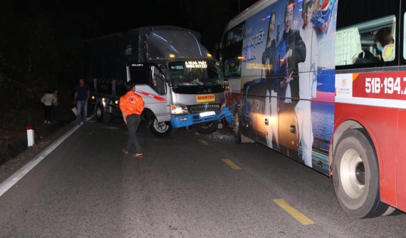 Video: Tài xế ô tô khách vượt ẩu trên đèo Bảo Lộc, gây tai nạn liên hoàn