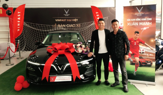 Hậu vệ Xuân Mạnh tậu xe VinFast Lux A2.0 chơi Tết Nguyên đán