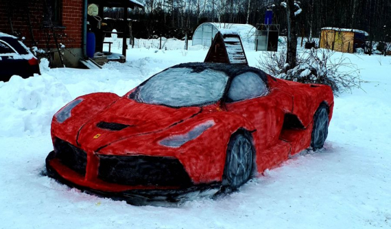 Mất 2 ngày để tạo nên chiếc Ferrari LaFerrari bằng tuyết, kích thước như thật này