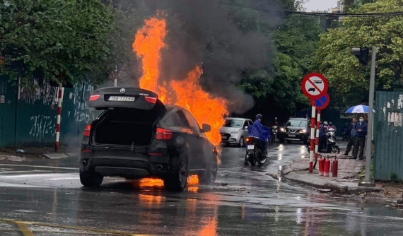 Hà Nội: SUV hạng sang BMW X6 bốc cháy ngùn ngụt giữa trời mưa vào ngày 28 Tết