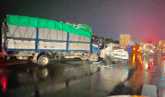 Va chạm với ô tô tải trên cao tốc Nội Bài - Lào Cai, SUV 5 chỗ Mazda CX-5 bị hư hỏng nặng