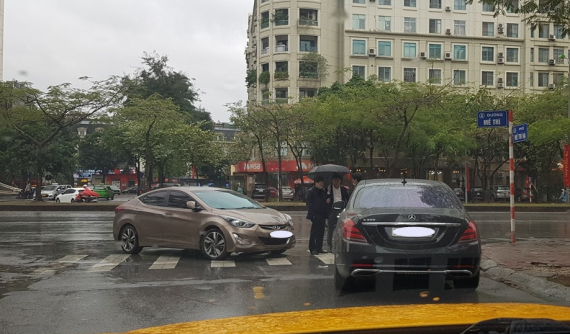 Hà Nội: Mercedes-Benz S450 vỡ đèn pha sau va chạm với Hyundai Elantra trong chiều 28 Tết, thiệt hại hơn trăm triệu đồng