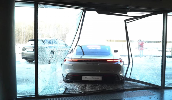 YouTuber người Nga đâm Porsche Taycan Turbo S xuyên cửa đại lý vì "nhầm lẫn chân ga"