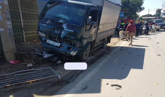 Thái Nguyên: Xe tải "điên" tông hàng loạt ô tô và xe máy vào trưa 29 Tết, 2 người thương nặng